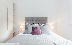 Central White Piccadilly Apartment